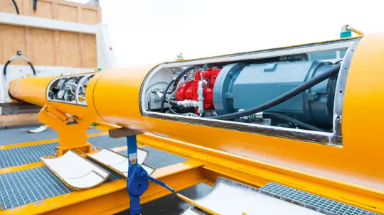 Mit dieser Vortriebsmaschine können Erdkabel – etwa für die Stromversorgung – unterirdisch und ohne Gräben verlegt werden. Eine speziell angefertigte Hybridleitung von HELUKABEL macht’s möglich. (©Herrenknecht)