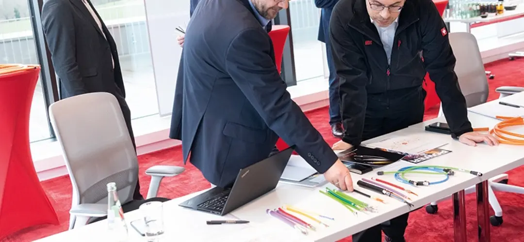 Dây cáp điện giống như một hệ thống thần kinh cho tự động hóa công nghiệp, khi được yêu cầu, chúng sẽ truyền tín hiệu, dữ liệu và nguồn điện.