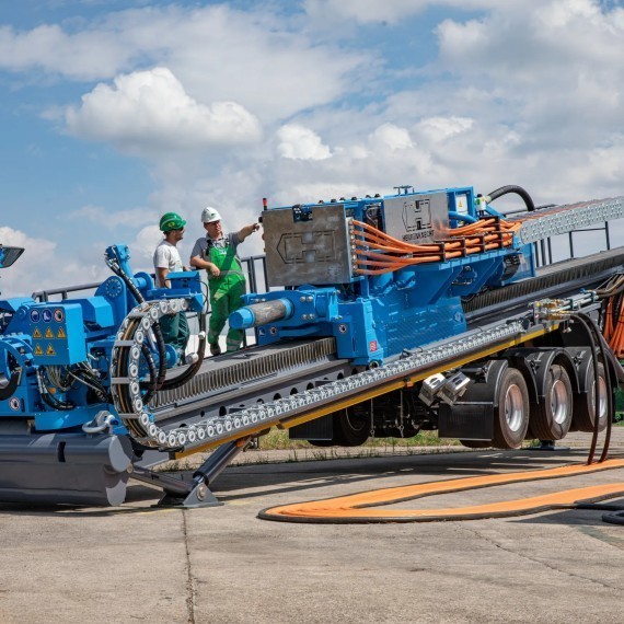 Horizontalbohrmaschine von Herrenknecht mit HELU Produkten