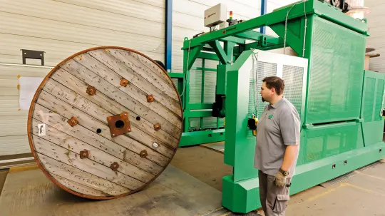 worker serves the drum system