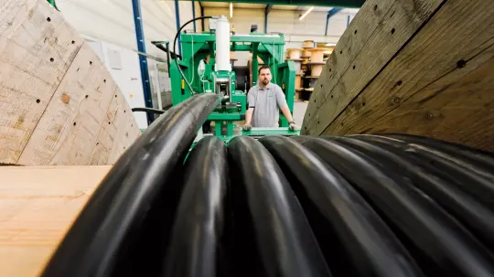 worker measures the cable length