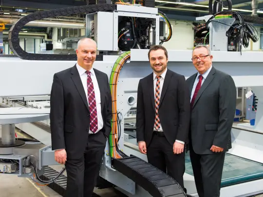 Rainer Maier, Bernd Bok und Jürgen Probst vor einer Maschine