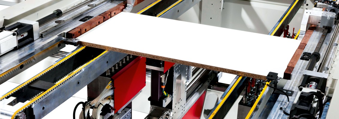 Bohrer bereiten das Möbelstück vor