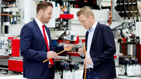 Herren schauen sich ein Kabel an