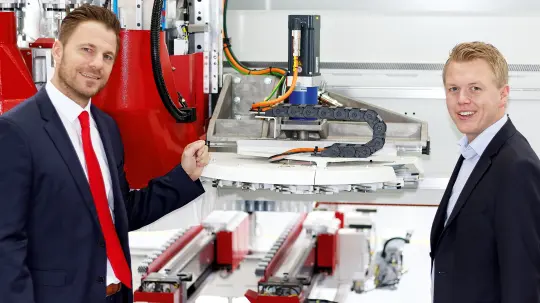 Dirk Spranger und Marcel Sulewski schauen sich die Maschine an