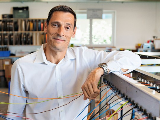 Michael Stadler an einer Maschine