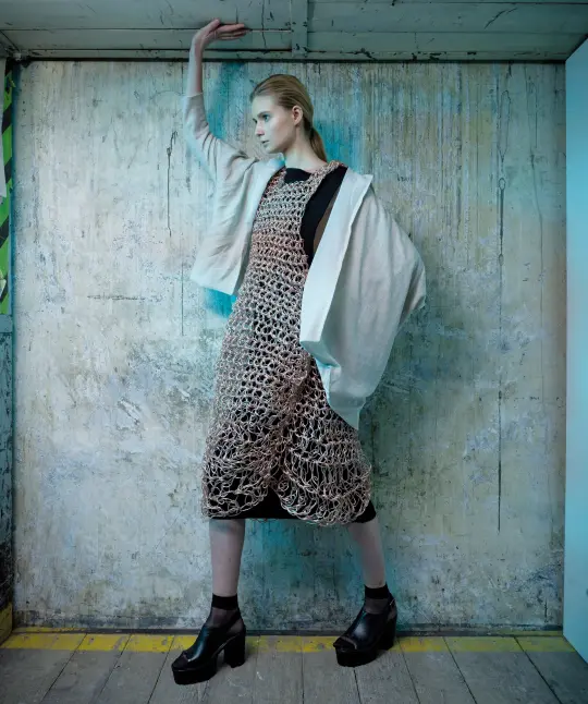 Model with cable dress