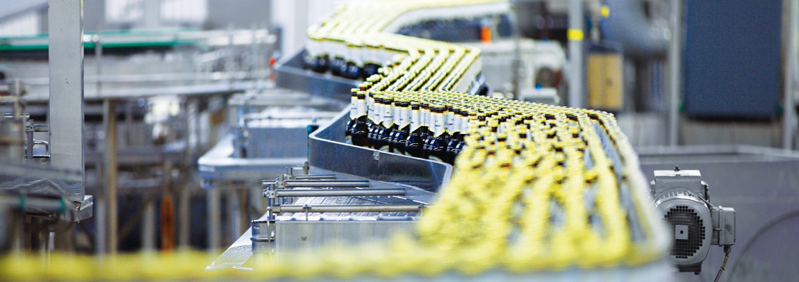 Flaschen in einer Abfüllanlage