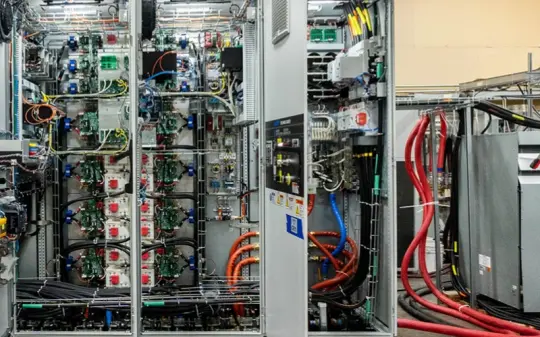 Az AEC akkumulátor-ciklizáló és emulációs rendszerei tesztállomásokkal együtt használhatók a valódi járműakkumulátorok viselkedésének szimulálására.