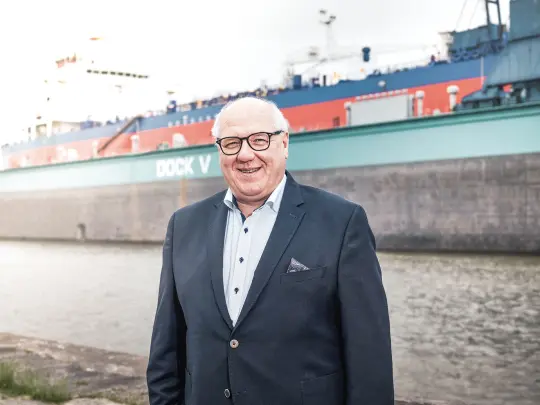 Thomas Graudenz vor einem Containerschiff
