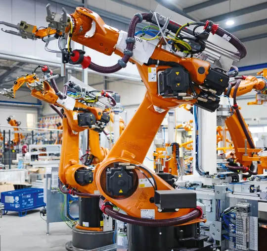 Roboter in Produktionshalle