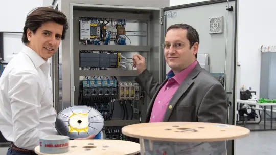 Gerardo Montenegro Aznar und Mathieu Fresco vor der Maschine