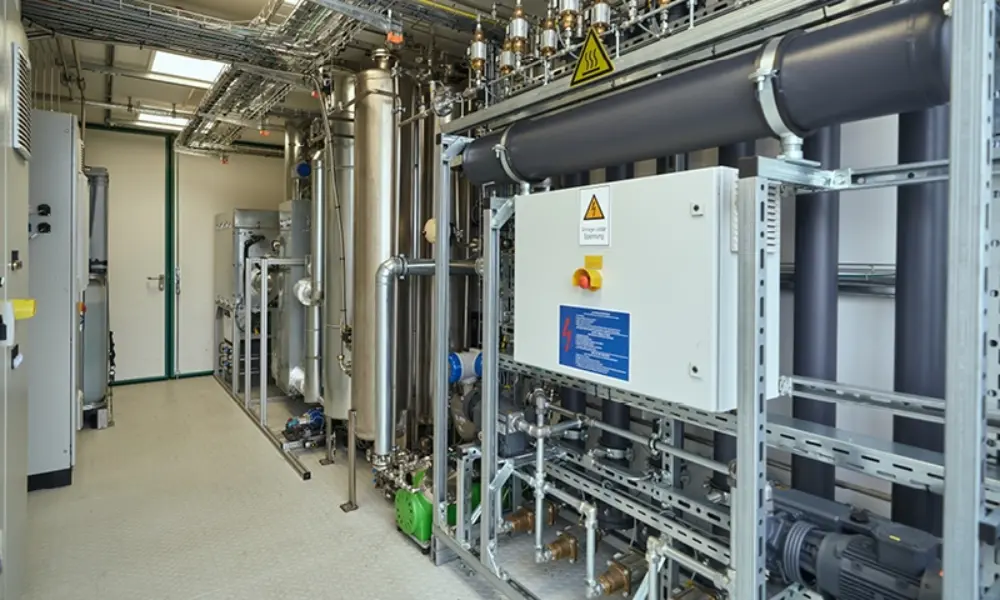 Hệ thống có thể được chuyển sang chế độ điện phân, cho phép sử dụng năng lượng điện để sản xuất hydro và metan.