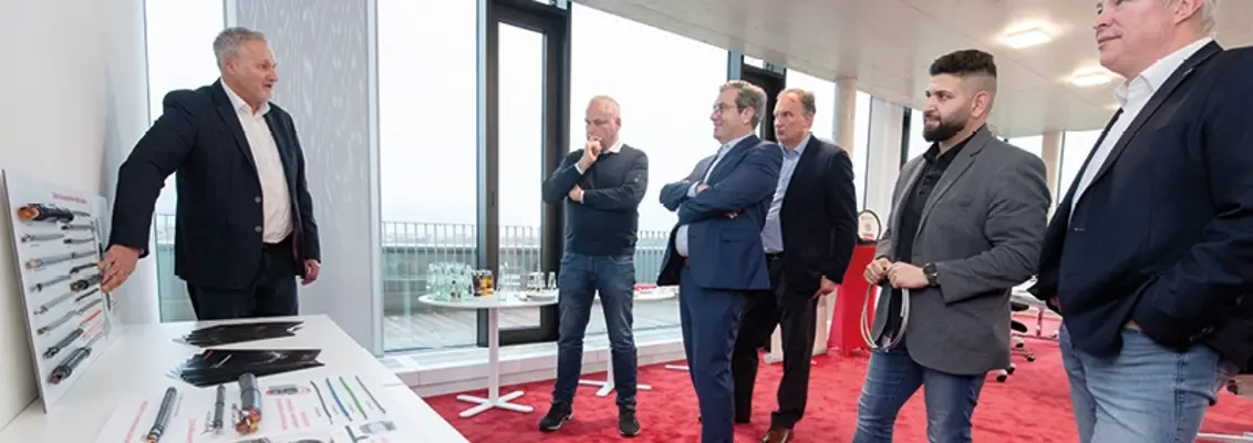 HELUKABEL medarbejder viser kabel prøver