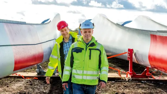 Dieter Thomas schaut sich die Rotorblätter an.