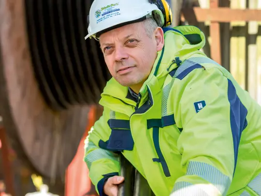 Dieter Thomas hält ein Kabel