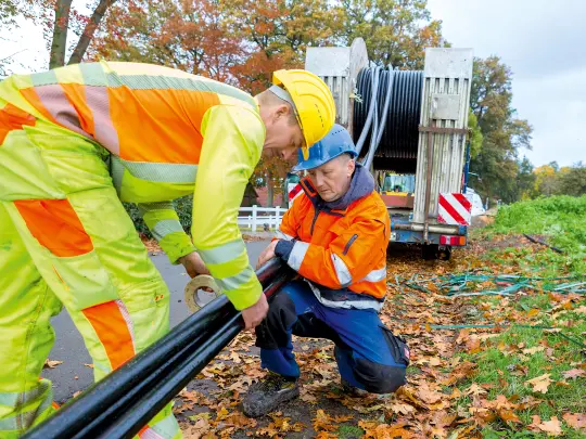 Männer bündeln Mittelspannungskabel