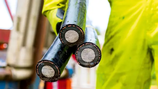 Trong một số trường hợp, dây cáp điện làm bằng nhôm được sử dụng, đặc biệt là trong truyền tải năng lượng.