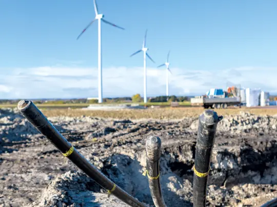 Baustelle mit Windrädern im Hintergrund
