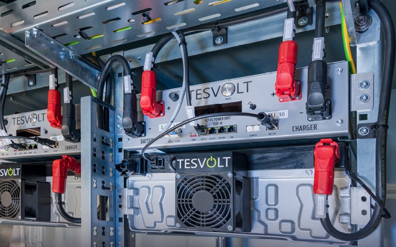 Each individual battery module is connected to another with cables from HELUKABEL.